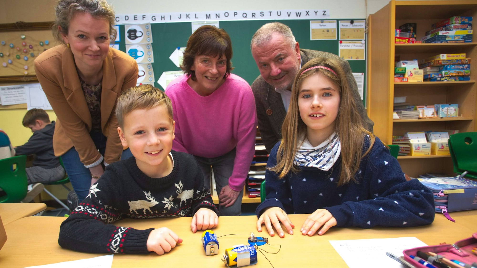 Experimente im naturwissenschaftlichen Bereich sollen den Forschergeist der Schülerinnen und Schüler in Wipperfürth wecken. Davon überzeugten sich nun (von links) Ursula Knabke, Nicole Clemens (beide SN Maschinenbau) und Michael Sallmann (IHK).
