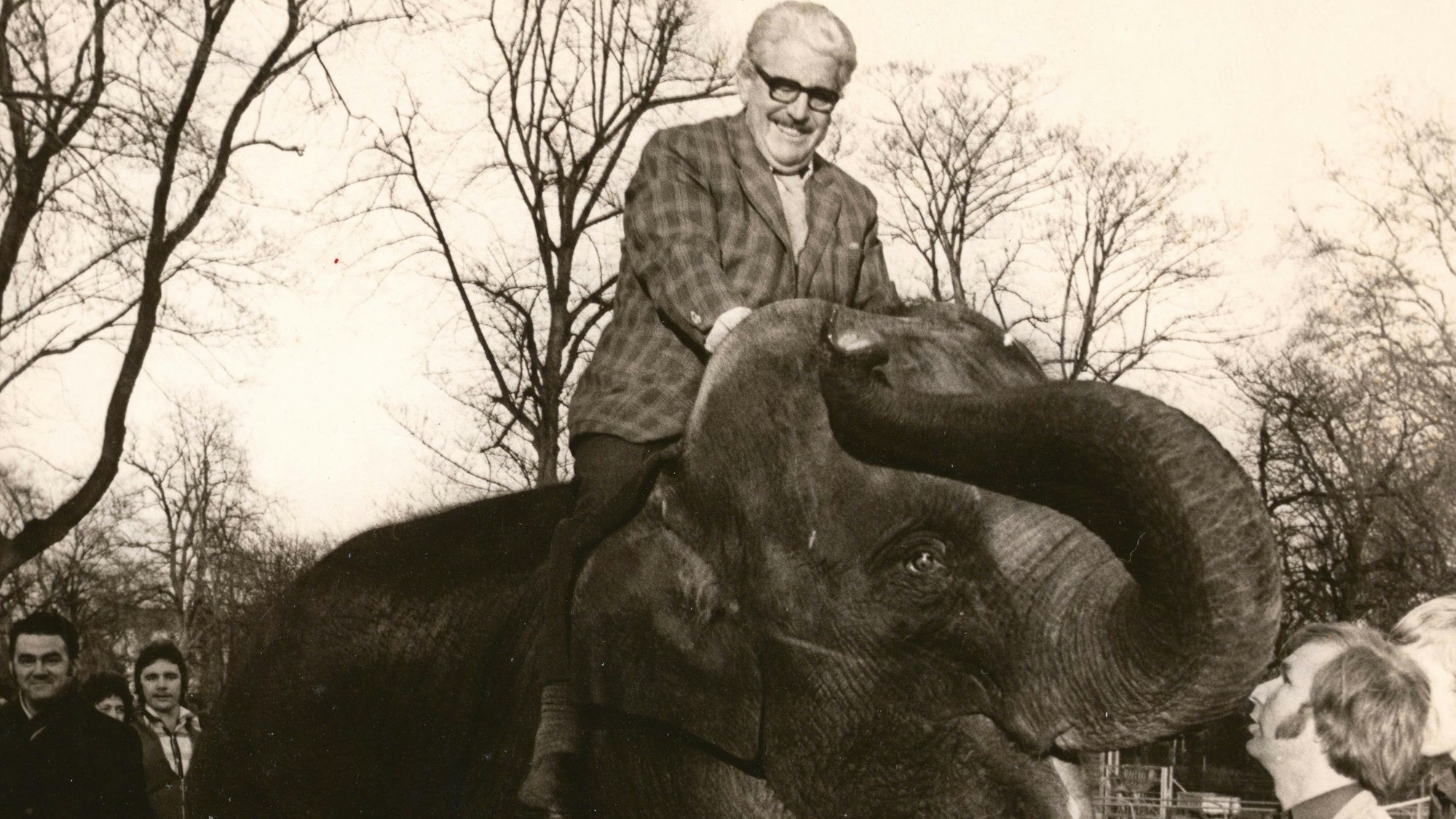 Der Volksschauspieler Willy Millowitsch reitet im Kölner Zoo auf einem Elefanten- Foto vom 13.01.1975