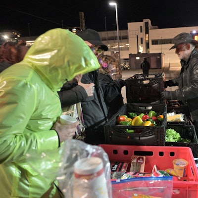 Ehrenamtler Stephan Schinkel räumt ein und verteilt verschiedene Lebensmittel an die Bedürftigen.