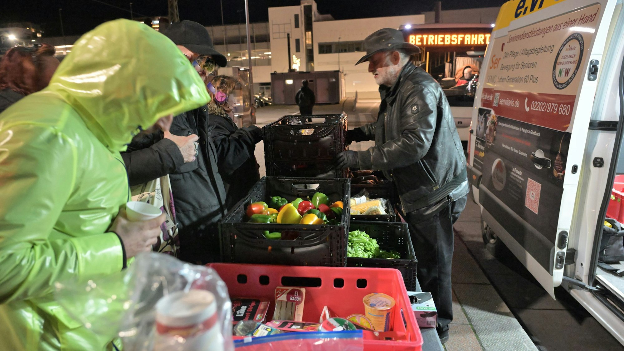 Ehrenamtler Stephan Schinkel räumt ein und verteilt verschiedene Lebensmittel an die Bedürftigen.