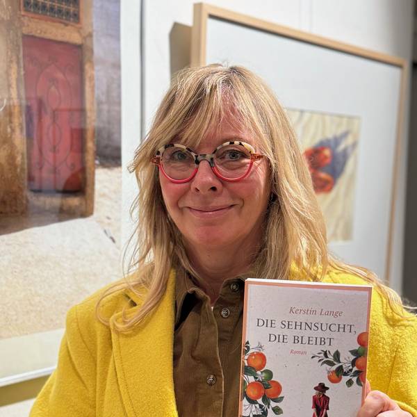 Autorin Kerstin Lange hält ihr Buch in den Händen.