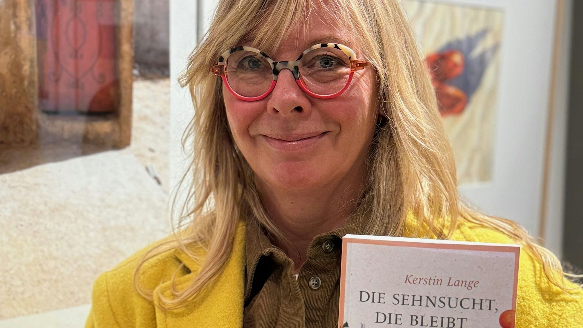 Autorin Kerstin Lange hält ihr Buch in den Händen.