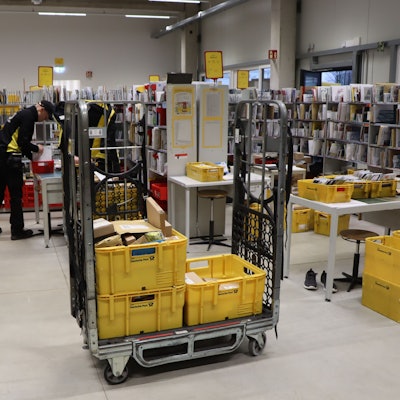 Zu sehen ein Raum, in dem viele Briefe und Päckchen lagern.