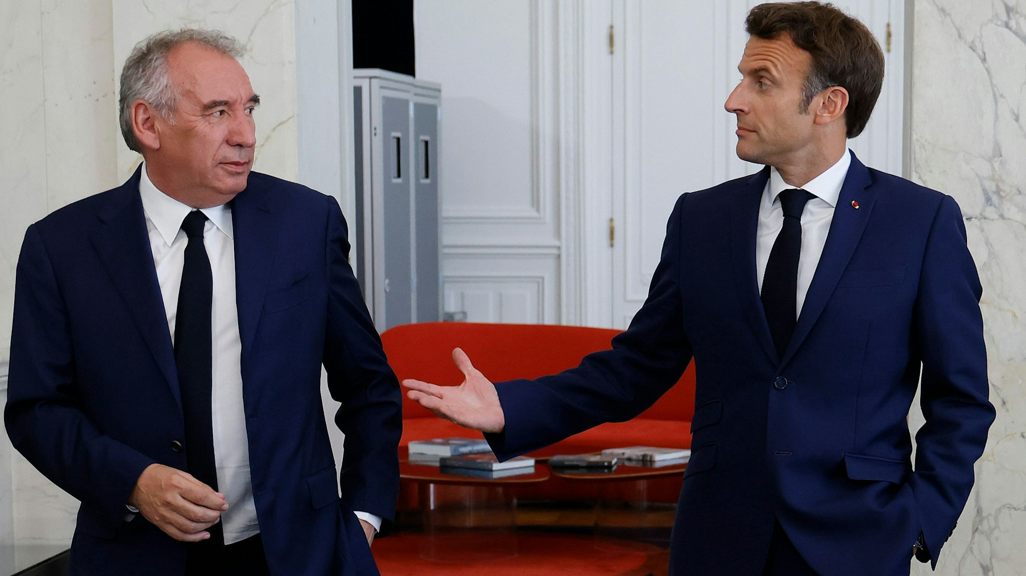Der französische Präsident Emmanuel Macron (r) trifft den Vorsitzenden der französischen Zentrumspartei MoDem (Mouvement Democrate), François Bayrou, im Elysee-Palast.