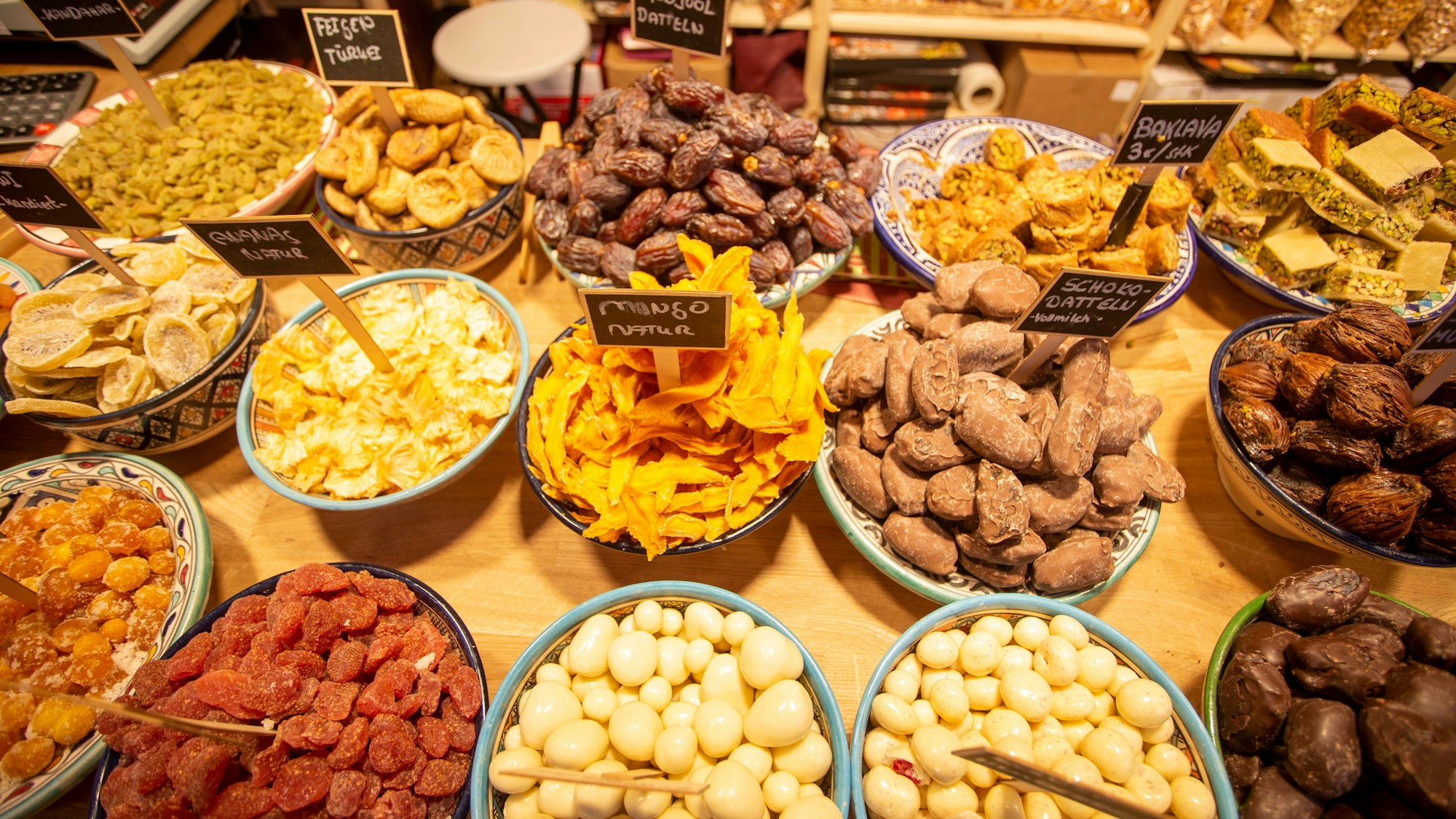 Auch getrocknete Datteln, Feige und Mangostreifen gibt es am Stand von „Kischmisch“.