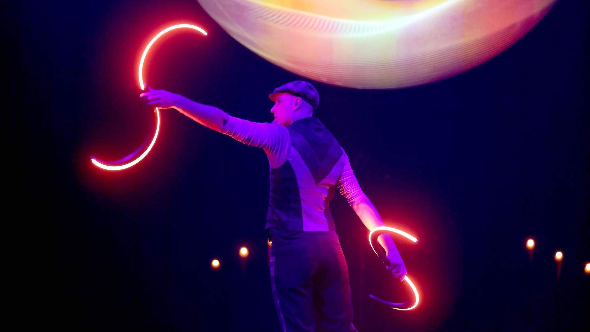 Das Publikum erlebt bei der Show ein Zusammenspiel aus Licht, Live-Musik und Akrobatik.