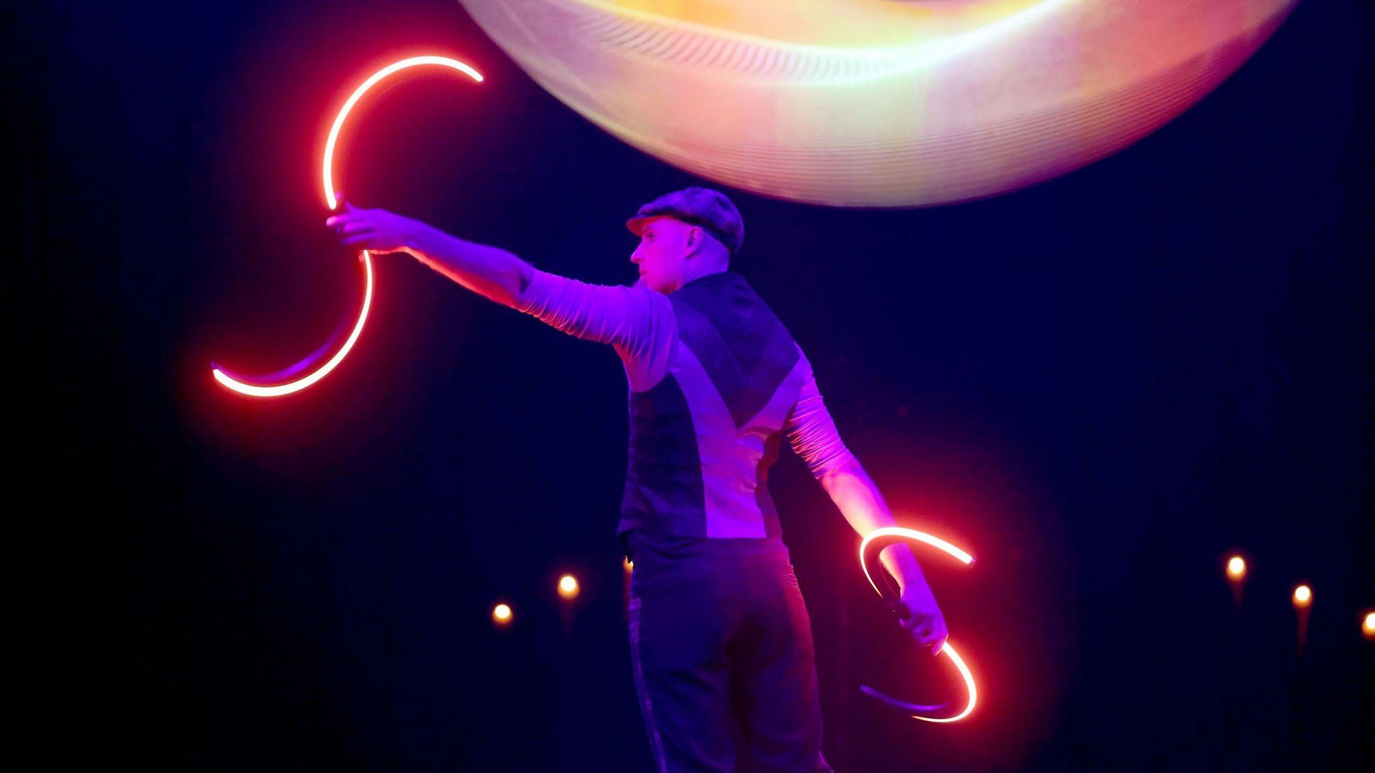 Das Publikum erlebt bei der Show ein Zusammenspiel aus Licht, Live-Musik und Akrobatik.