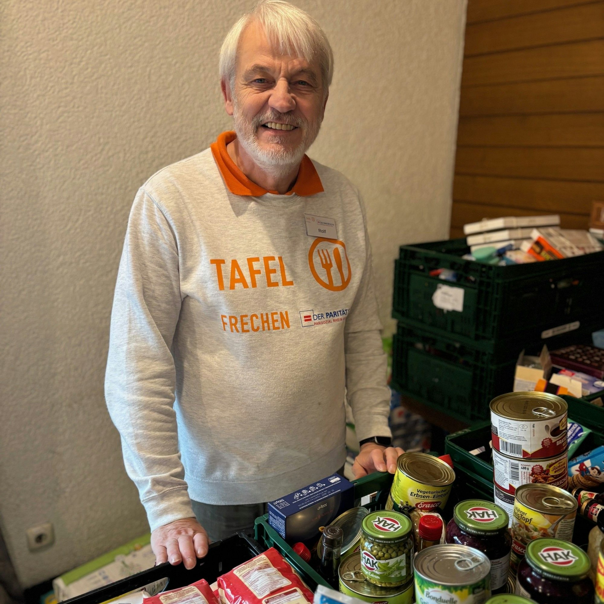 Auf dem Bild ist ein Mann, der die Tafel Frechen organisiert, zu sehen.