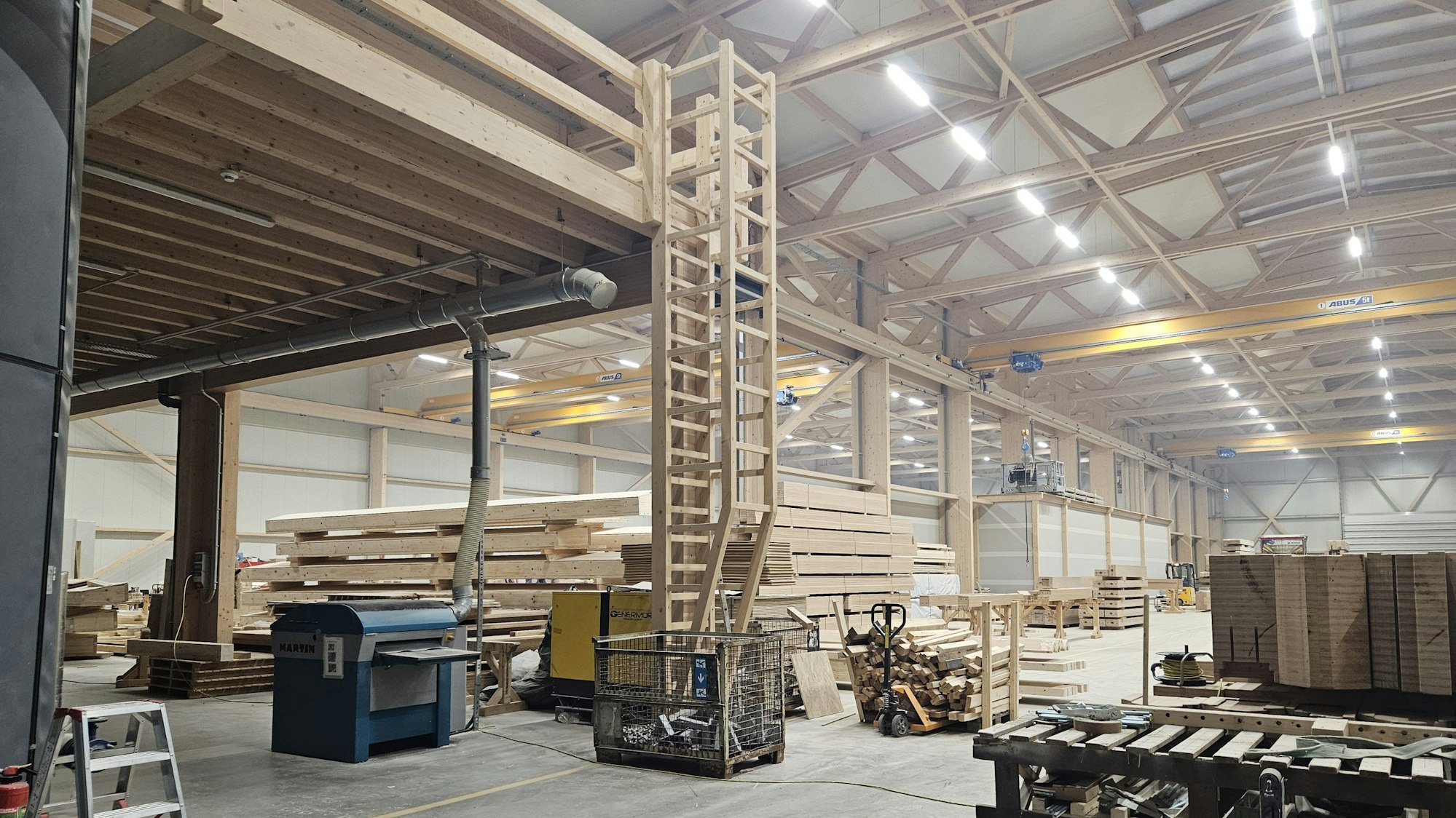 Blick in die leichte verrauchte Produktionshalle.