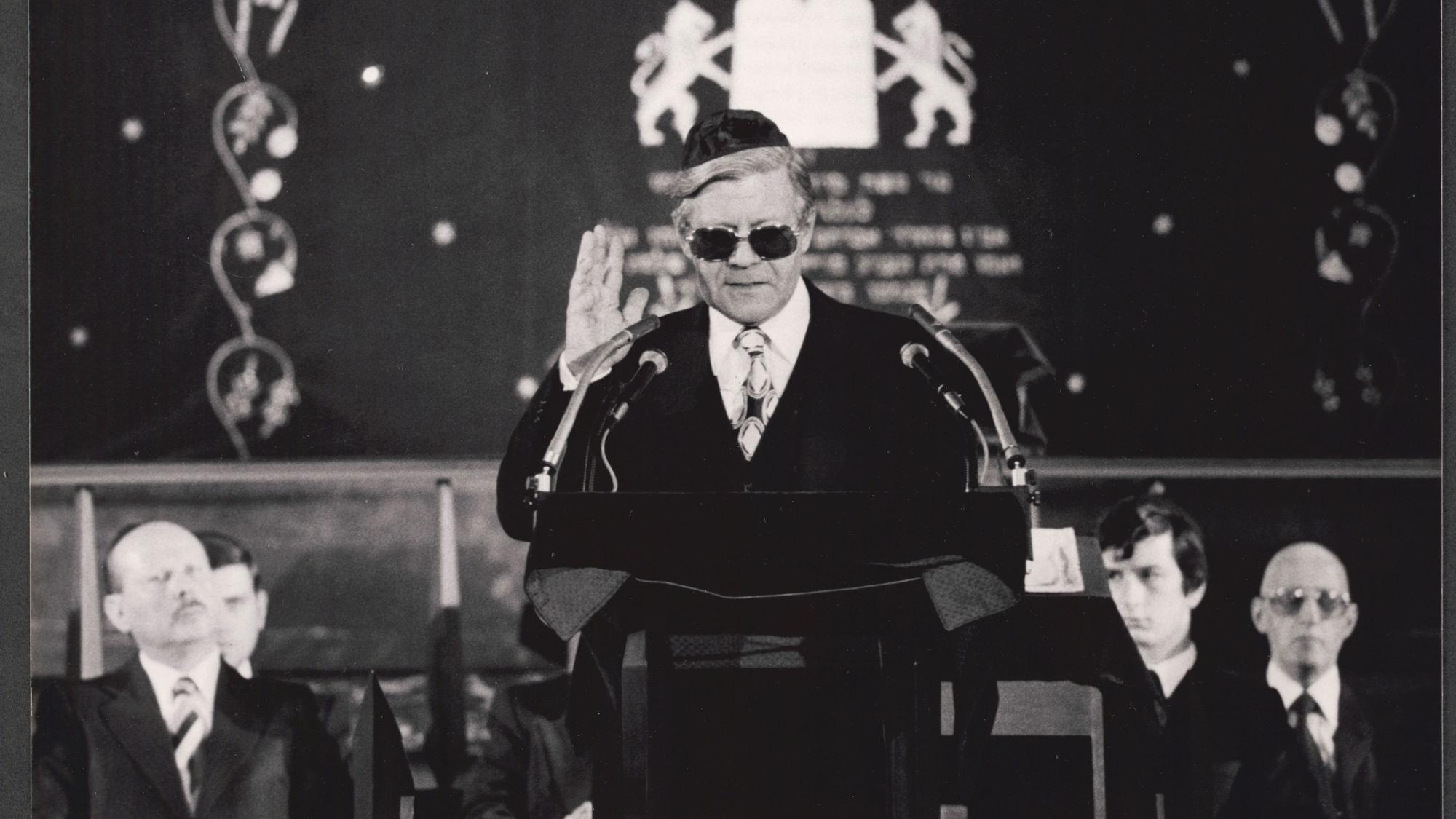 Köln - Bundeskanzler Helmut Schmidt hält im Rahmen einer Gedenkstunde der Juden in Deutschland anlässlich der Reichspogromnacht vor 40 Jahren eine Rede in der Kölner Synagoge. - Foto vom 09.11.1978