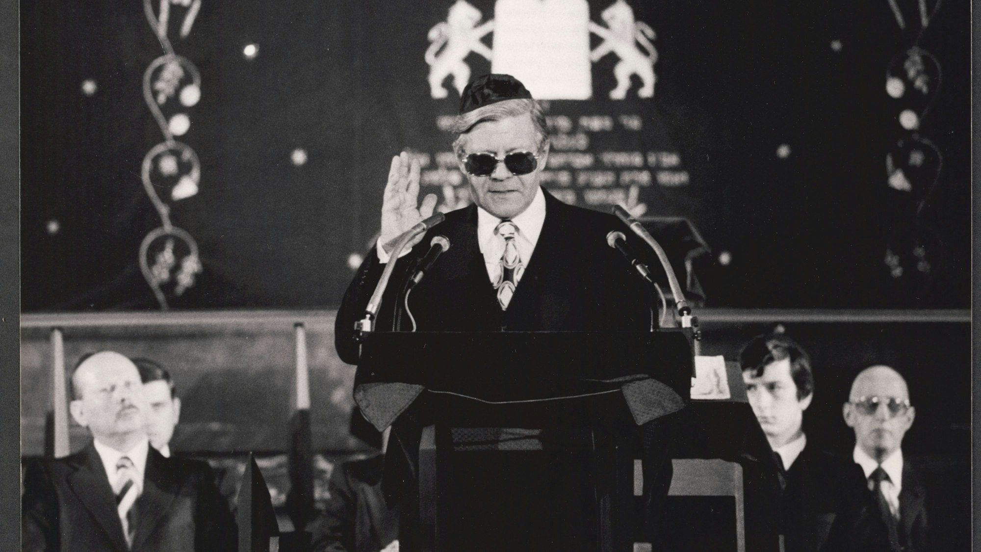 Köln - Bundeskanzler Helmut Schmidt hält im Rahmen einer Gedenkstunde der Juden in Deutschland anlässlich der Reichspogromnacht vor 40 Jahren eine Rede in der Kölner Synagoge. - Foto vom 09.11.1978