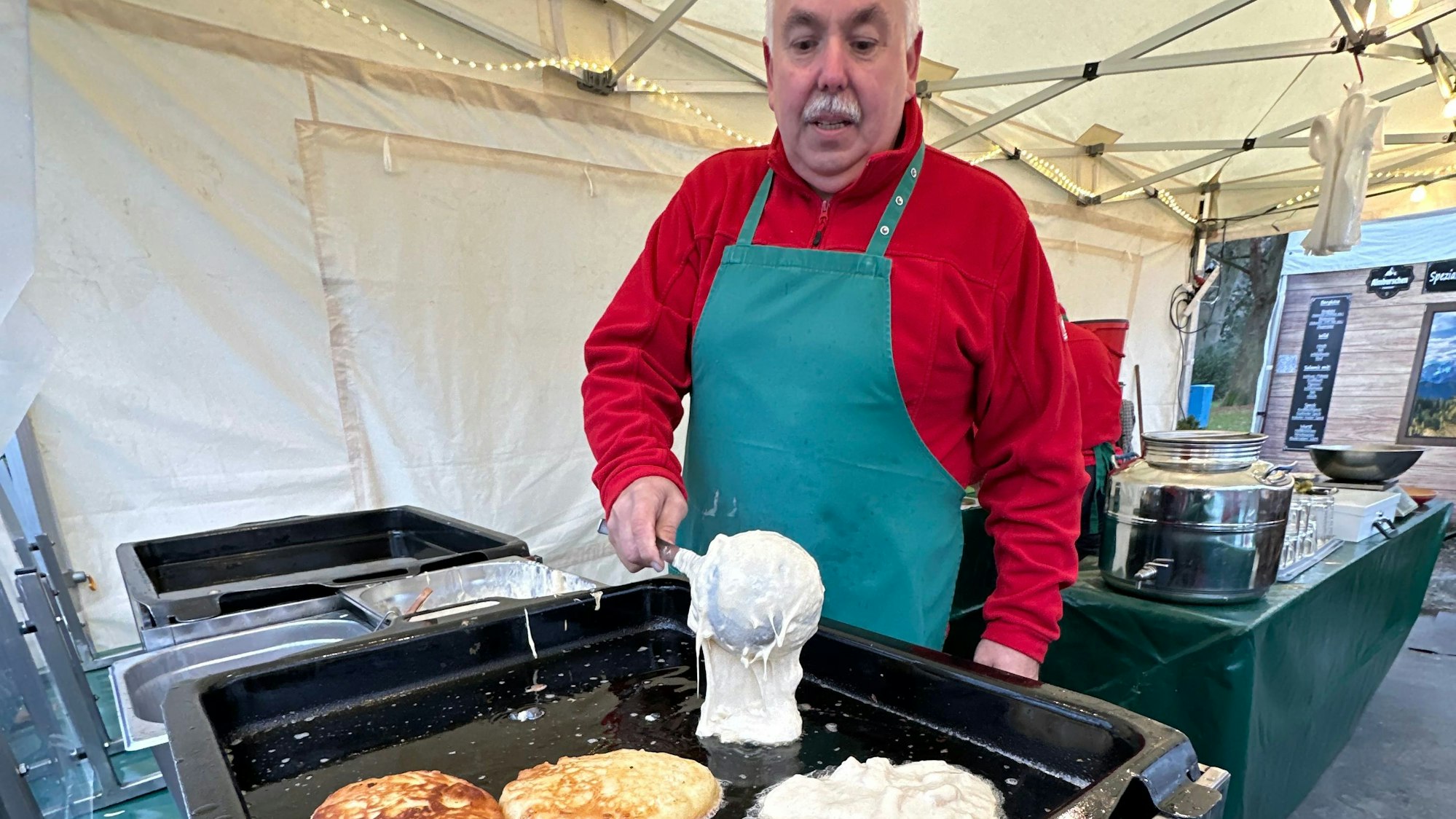 Leonhard Pagels bereitet frische Apfelpfannkuchen mit Äpfeln von seiner Streuobstwiese nach einem alten Bauernrezept aus der Familie seiner Gattin Valentina.