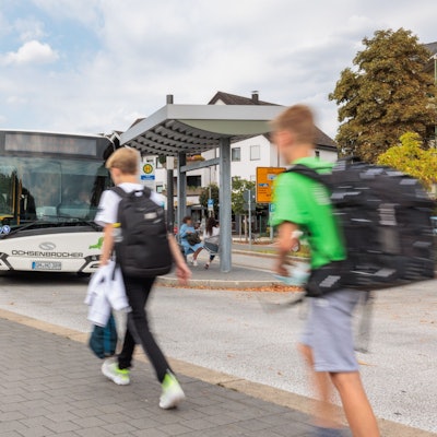 Schüler laufen zur Haltestelle am Wiehler Busbahnhof.