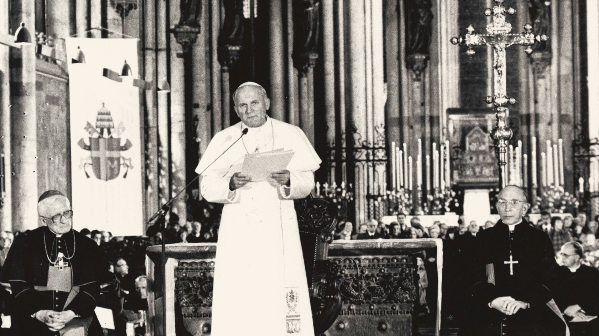 Köln - Anlässlich des 700. Todestages von Albertus Magnus besuchte Papst Johannes Paul II. (hier während eines Gottesdienstes im Kölner Dom) zum ersten Mal in seinem Pontifikat Deutschland. Köln war die erste Station seiner Pilgerreise. - Foto 15.11.1980