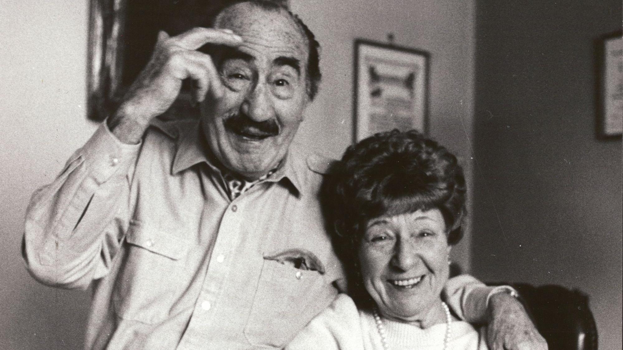 Der Kölner Musiker Jupp Schmitz (*15.02.1901 / + 26.03.1991) mit seiner Frau Bärbel - Der am Kölner Konservatorium ausgebildete Pianist arbeitete zunächst als Pianist in Stummfilmkinos, leitete ein eigenes Orchester und trat in Hotels auf. - Nach dem 2. Weltkrieg kam Schmitz 1949 zum Karneval und landete mit seinem ersten Karnevalslied "Wer soll das bezahlen" einen riesigen Erfolg. In den Folgejahren schrieb und komponierte Schmitz viele weitere Schlager und Karnevalslieder wie "Em Winter, doh schneit et, em Winter es et kalt" oder "Es ist noch Suppe da" und "Am Aschermittwoch ist alles vorbei" , die heute zu den Schlager-Klassikern gehören - Foto vom 24.01.1986