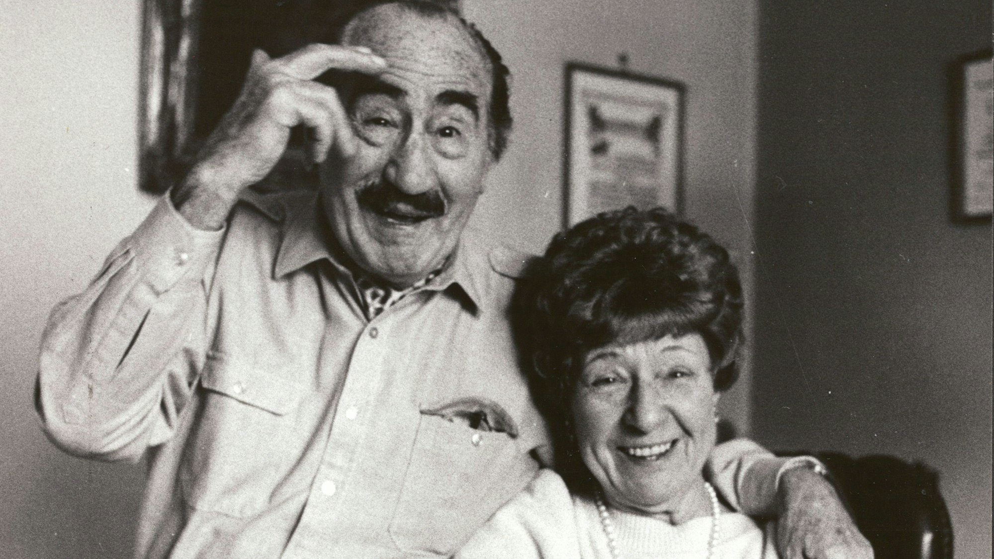 Der Kölner Musiker Jupp Schmitz (*15.02.1901 / + 26.03.1991) mit seiner Frau Bärbel - Der am Kölner Konservatorium ausgebildete Pianist arbeitete zunächst als Pianist in Stummfilmkinos, leitete ein eigenes Orchester und trat in Hotels auf. - Nach dem 2. Weltkrieg kam Schmitz 1949 zum Karneval und landete mit seinem ersten Karnevalslied "Wer soll das bezahlen" einen riesigen Erfolg. In den Folgejahren schrieb und komponierte Schmitz viele weitere Schlager und Karnevalslieder wie "Em Winter, doh schneit et, em Winter es et kalt" oder "Es ist noch Suppe da" und "Am Aschermittwoch ist alles vorbei" , die heute zu den Schlager-Klassikern gehören - Foto vom 24.01.1986