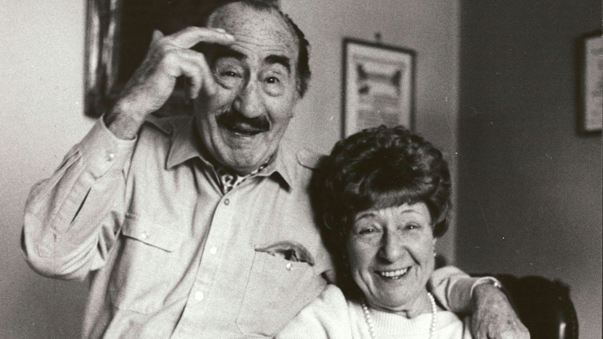 Der Kölner Musiker Jupp Schmitz (*15.02.1901 / + 26.03.1991) mit seiner Frau Bärbel - Der am Kölner Konservatorium ausgebildete Pianist arbeitete zunächst als Pianist in Stummfilmkinos, leitete ein eigenes Orchester und trat in Hotels auf. - Nach dem 2. Weltkrieg kam Schmitz 1949 zum Karneval und landete mit seinem ersten Karnevalslied "Wer soll das bezahlen" einen riesigen Erfolg. In den Folgejahren schrieb und komponierte Schmitz viele weitere Schlager und Karnevalslieder wie "Em Winter, doh schneit et, em Winter es et kalt" oder "Es ist noch Suppe da" und "Am Aschermittwoch ist alles vorbei" , die heute zu den Schlager-Klassikern gehören - Foto vom 24.01.1986