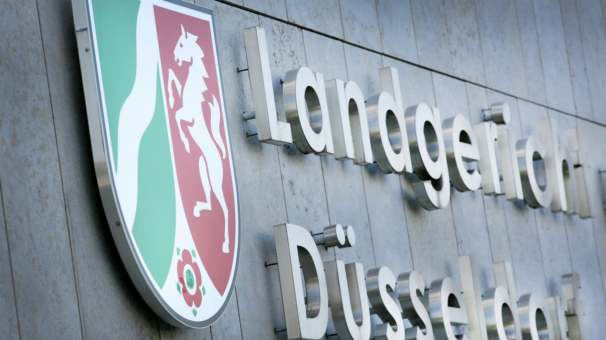 Die Aufschrift «Landgericht Düsseldorf» steht am Gebäude des Landgerichts.