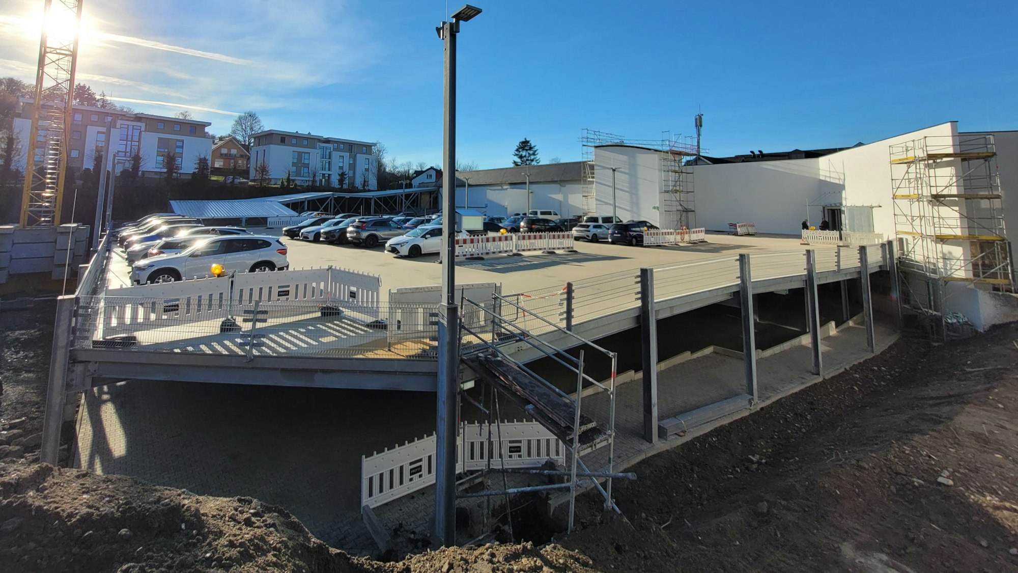 Auf einer Nutzfläche von fast 5200 Quadratmetern finden 175 Autos Platz. Im kommenden Frühjahr soll in Waldbröl das neue Parkhaus am sanierten Petz-Rewe-Markt endgültig fertiggestellt werden.