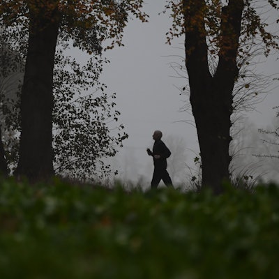 Ein Jogger joggt bei diesigem Wetter