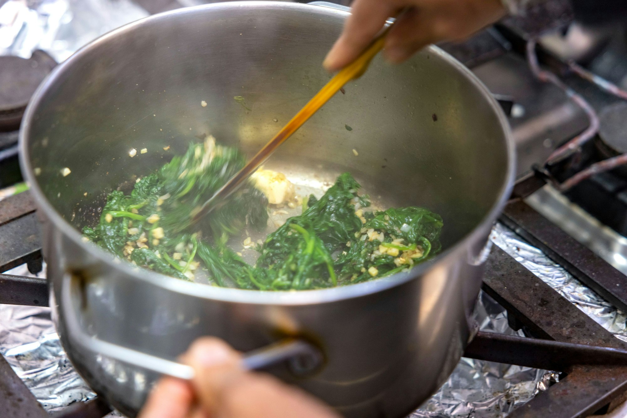 Jaspreet Dhaliwal-Wilmes bei der Zubereitung.