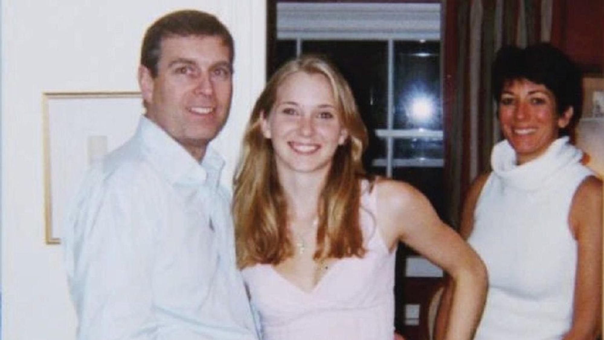 Prinz Andrew (l-r) mit dem Eppstein-Opfer Virginia Giuffre und Eppsteins Komplizin Ghislaine Maxwell in einer Londoner Wohnung.