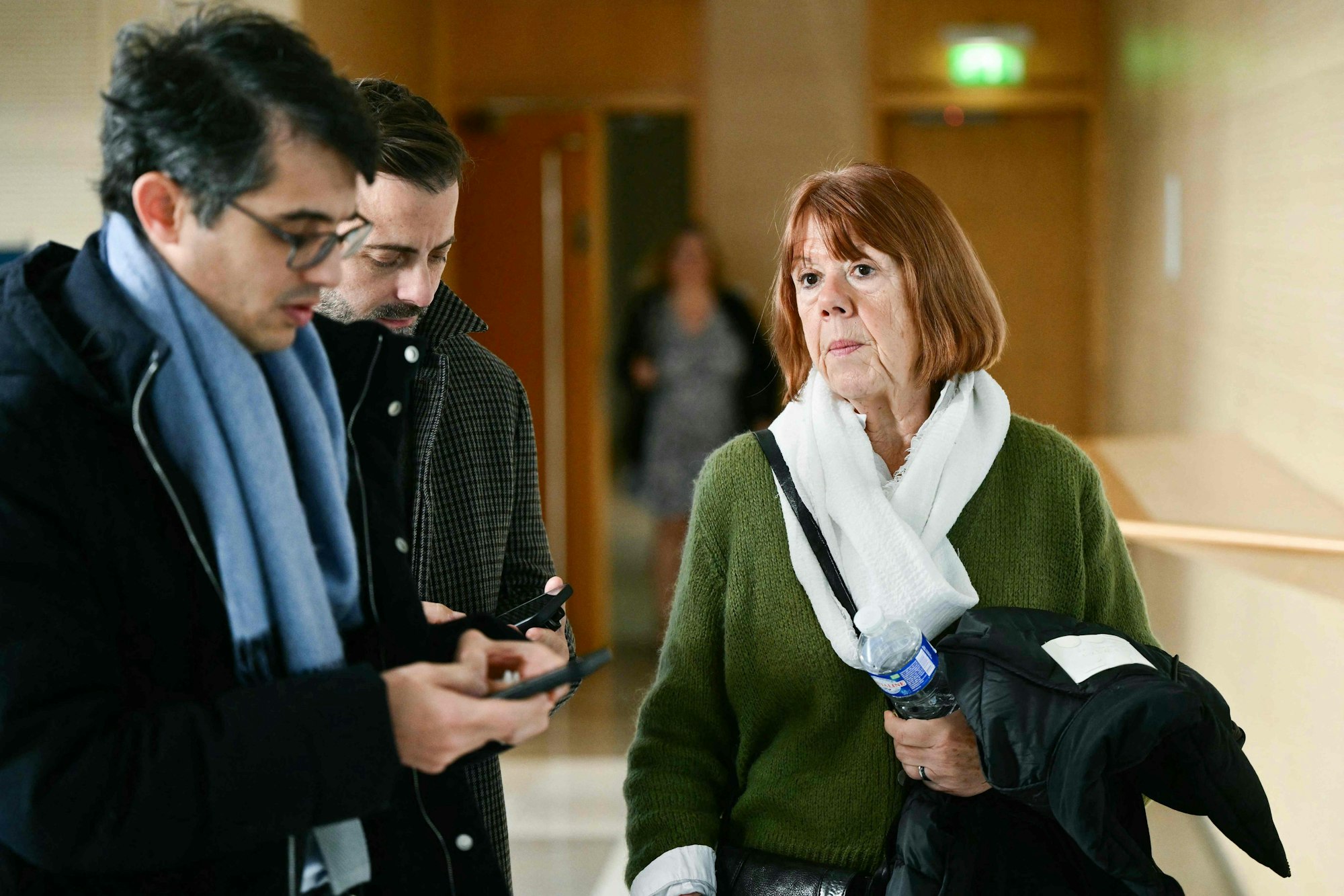 Gisele Pelicot steht neben ihren Anwälten Antoine Camus (M) und Stéphane Babonneau (l) während einer Pause im Gerichtsgebäude von Avignon für den Prozess gegen ihren ehemaligen Partner Dominique Pelicot