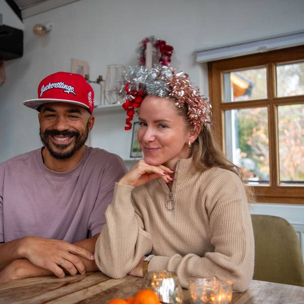 Marvin und Eva Becker sitzen an ihrem Esstisch. Marvin trägt eine rote Cappy mit der Aufschrift „Zuckerstange“ und Eva trägt einen Haarschmuck aus Lametta.