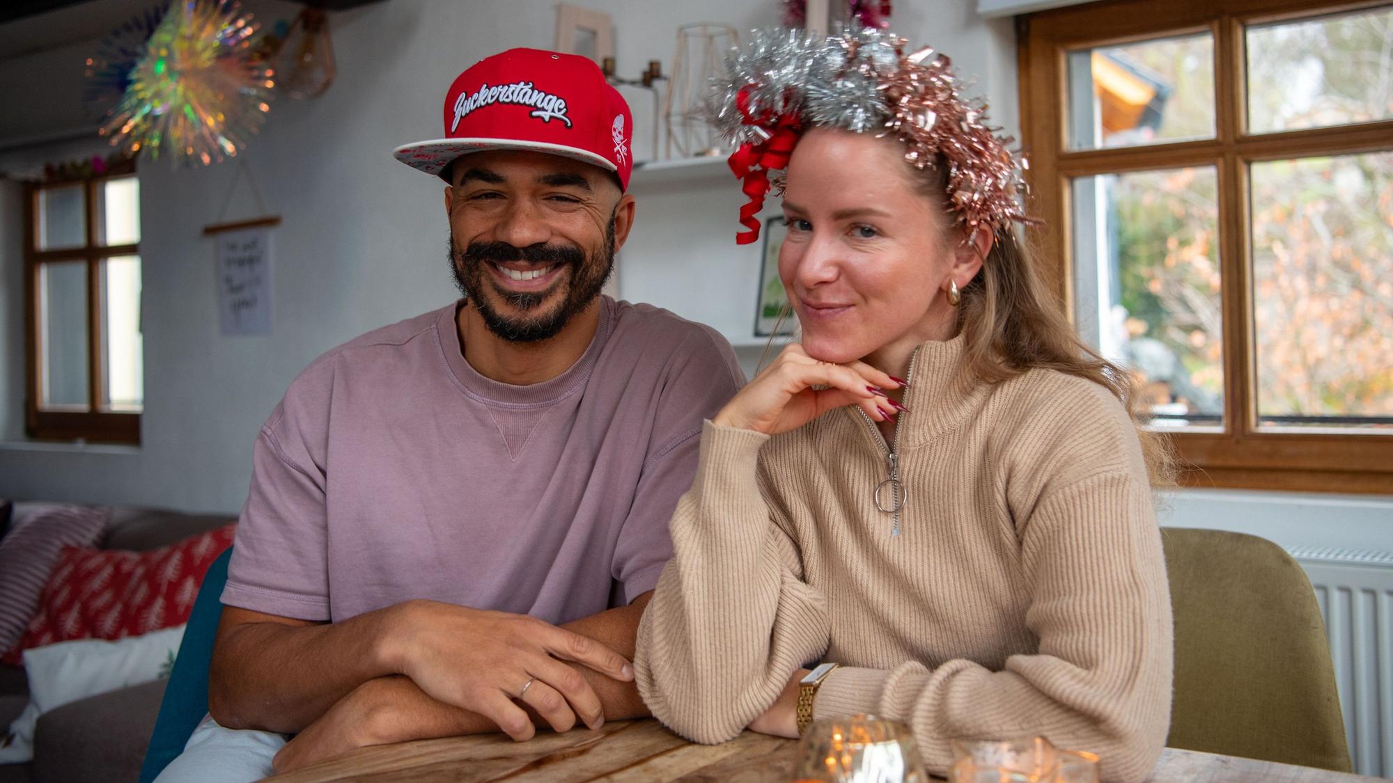 Das Bild zeigt die beiden Musiker Marvin und Eva Becker am Küchentisch.