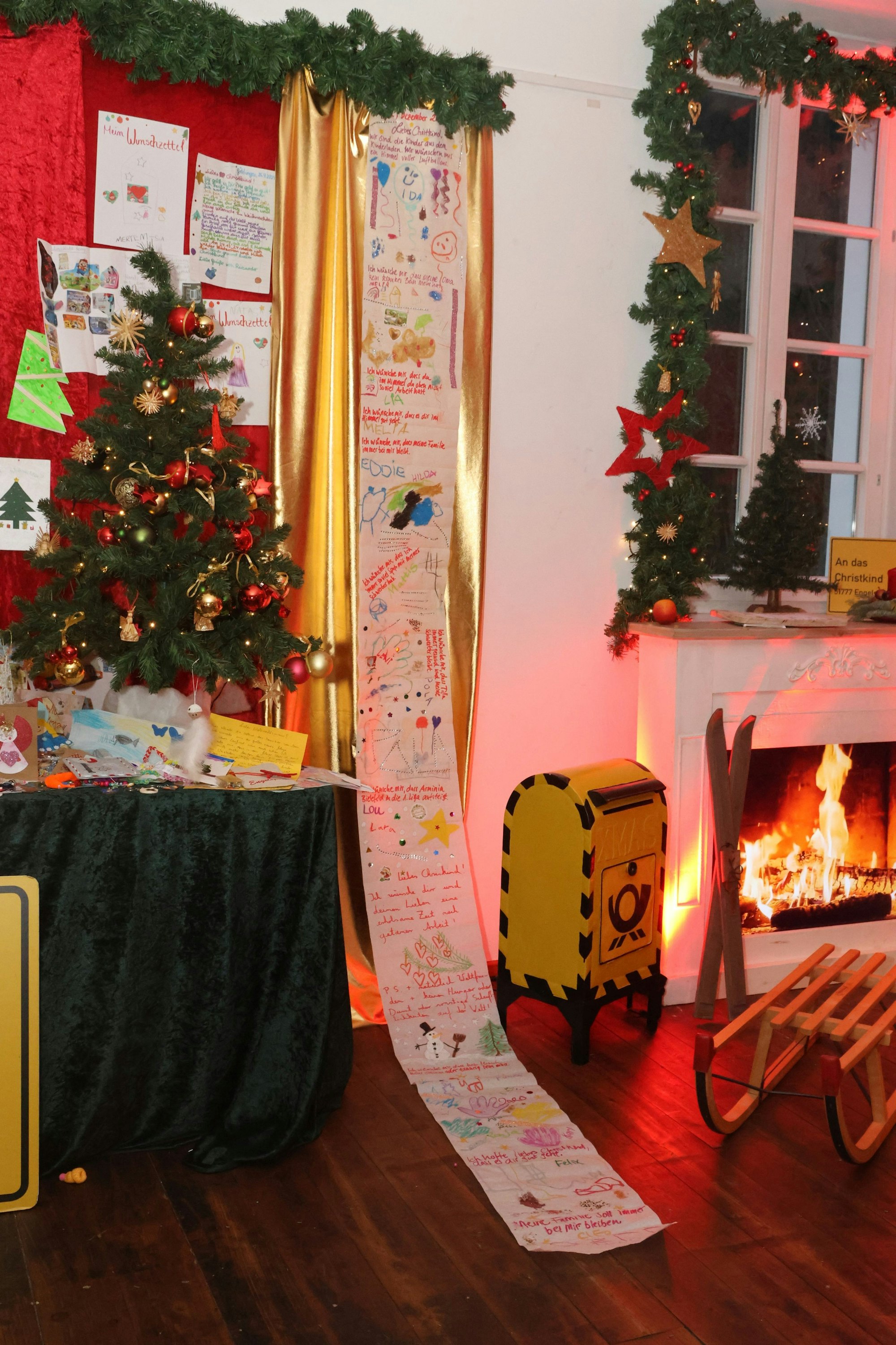 Im Christkindpostamt in Engelskirchen hängt ein vier Meter langer Wunschzettel an der Wand, den Kinder mit vielen Bildern geschmückt haben.
