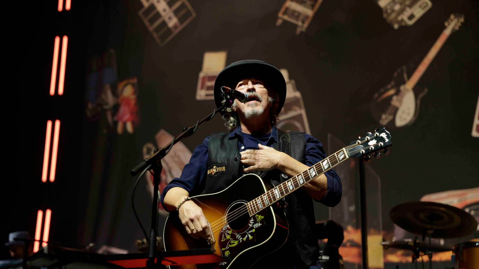 Wolfgang Niedecken steht mit seiner Band BAP in der Lanxess-Arena auf der Bühne.