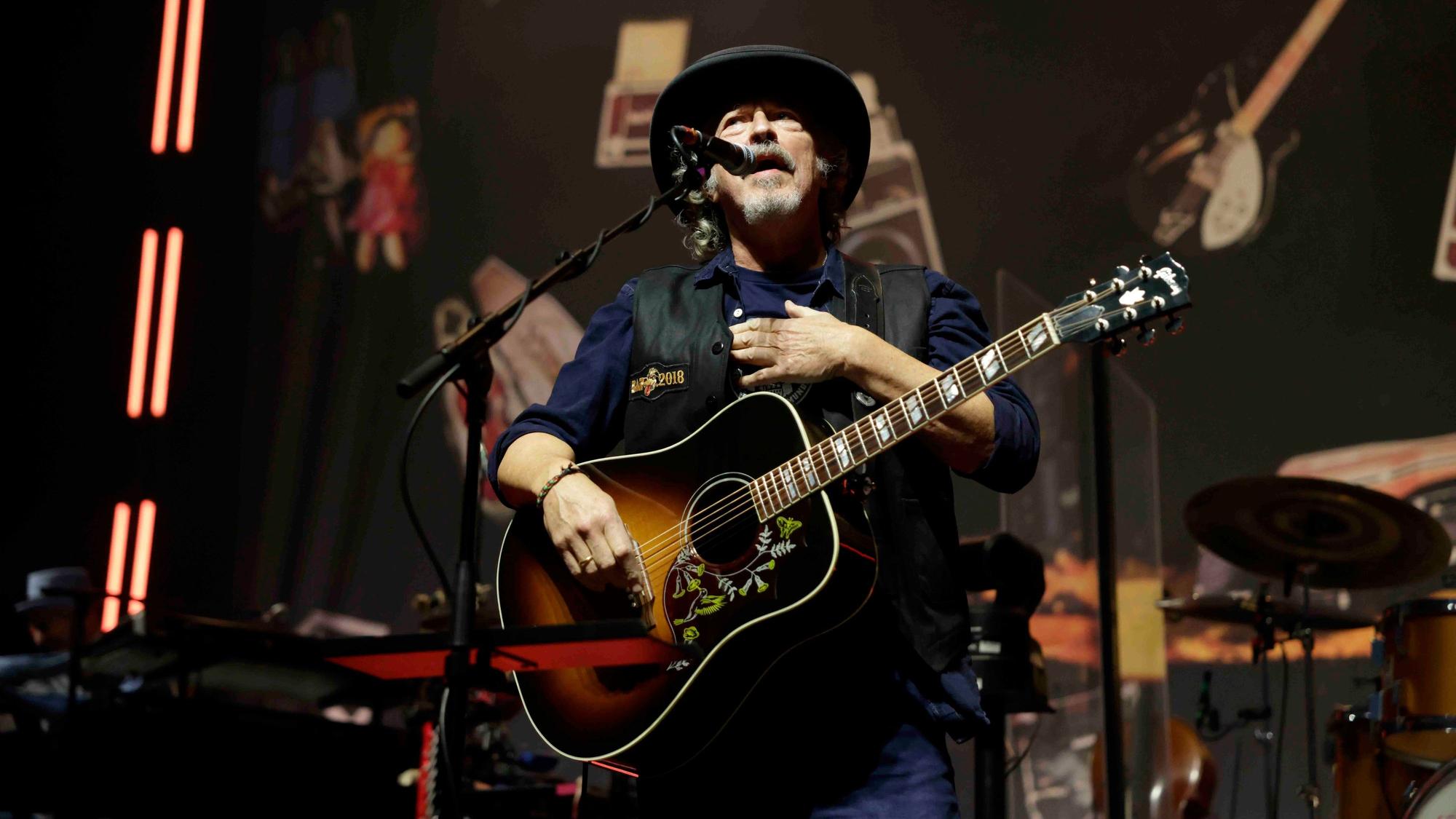Wolfgang Niedecken steht mit seiner Band BAP in der Lanxess-Arena auf der Bühne.
