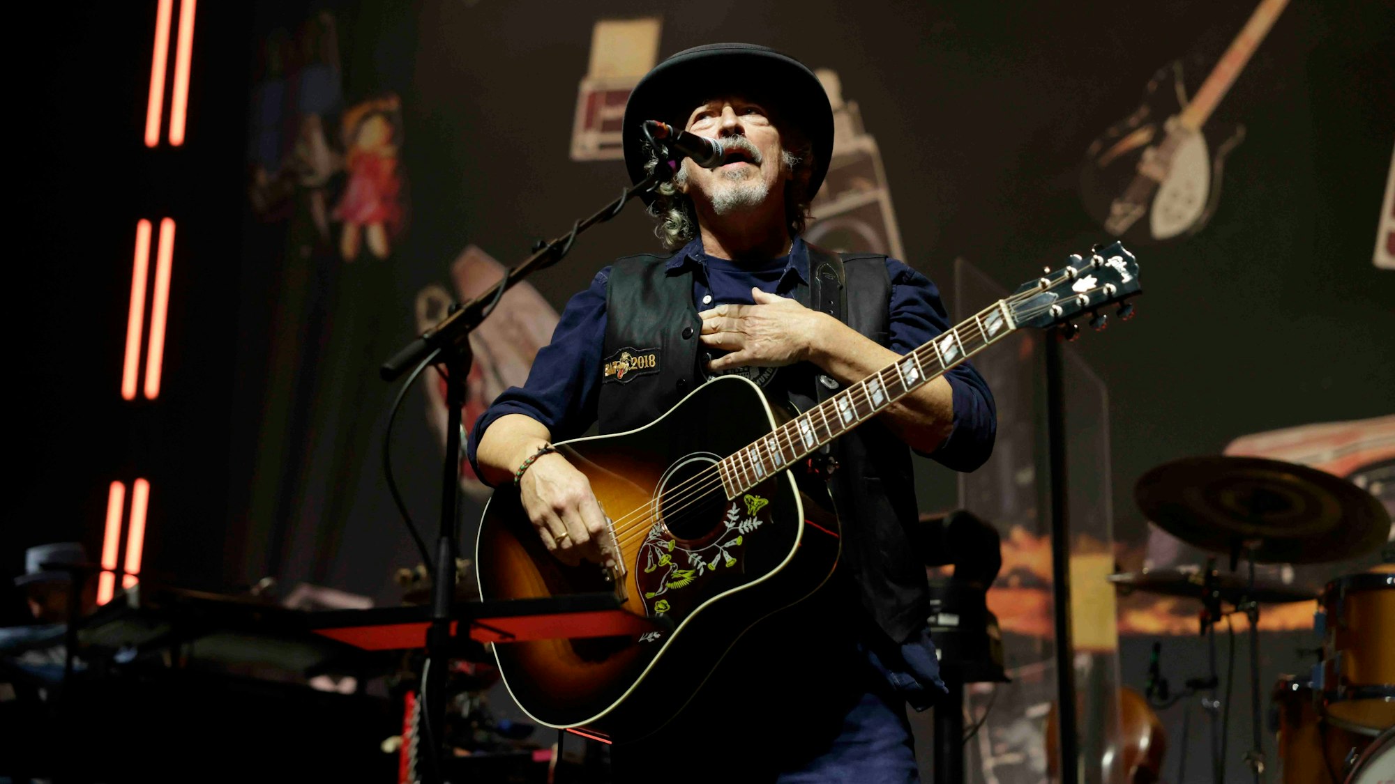 Wolfgang Niedecken steht mit seiner Band BAP in der Lanxess-Arena auf der Bühne.