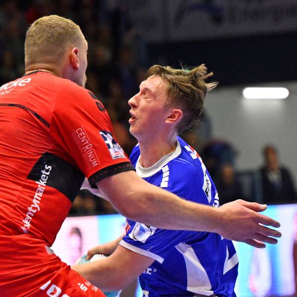 Ole Pregler versucht am Melsunger Dainis Kristopans vorbei zu kommen.