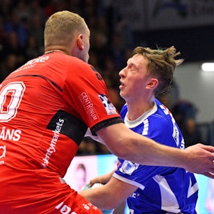 Ole Pregler versucht am Melsunger Dainis Kristopans vorbei zu kommen.