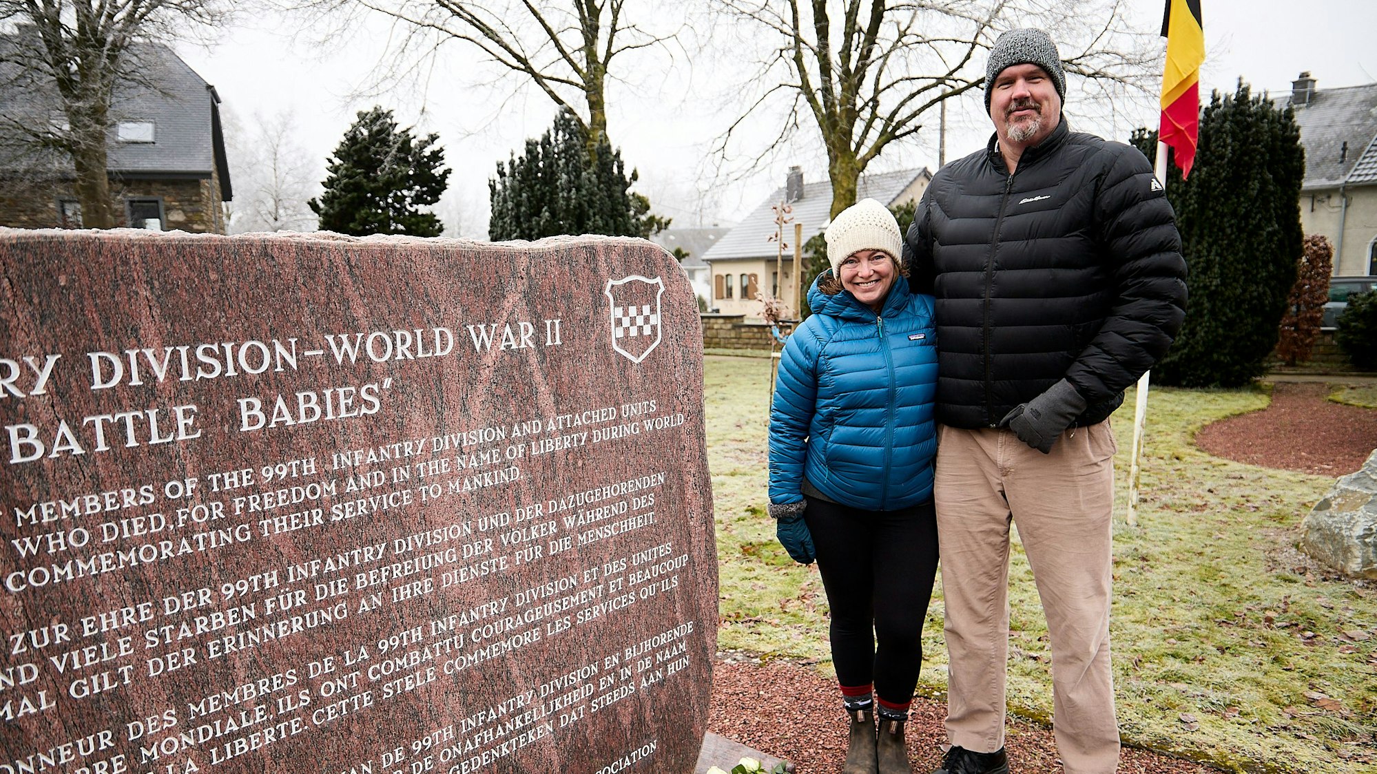 Das Ehepaar am Denkmal.
