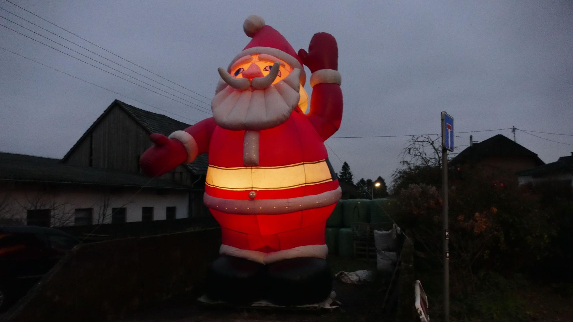 Der riesige Weihnachtsmann ist Blickfang des Adventsmarkts von Familie Pelz im Örtchen Hochhausen in Neunkirchen-Seelscheid.