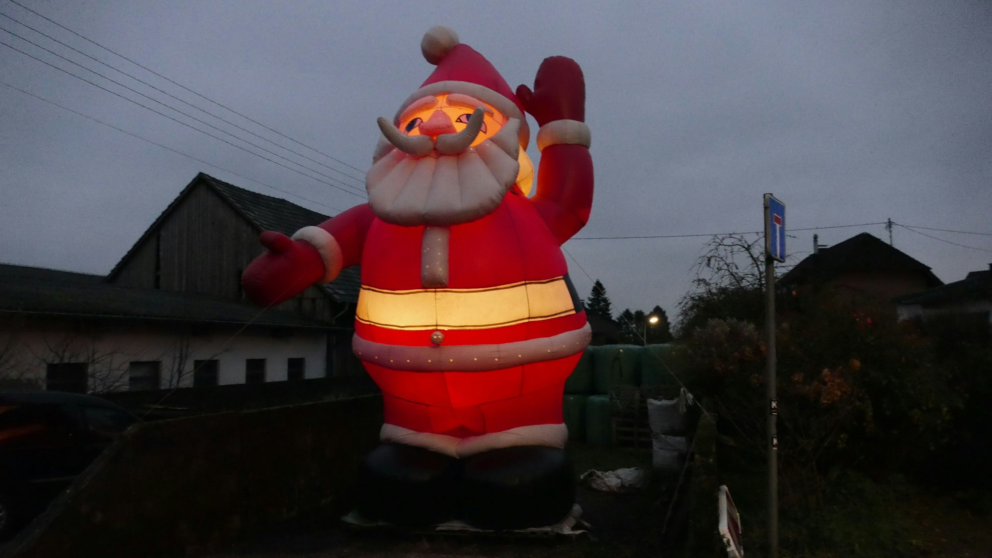 Der riesige Weihnachtsmann ist Blickfang des Adventsmarkts von Familie Pelz im Örtchen Hochhausen in Neunkirchen-Seelscheid.
