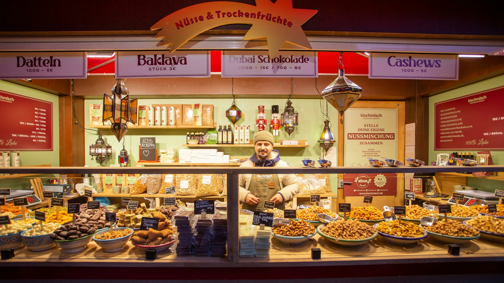 Auf dem Roncalliplatz begrüßt Standinhaber Nasrat Kushkaki seine Kundinnen und Kunden persönlich.