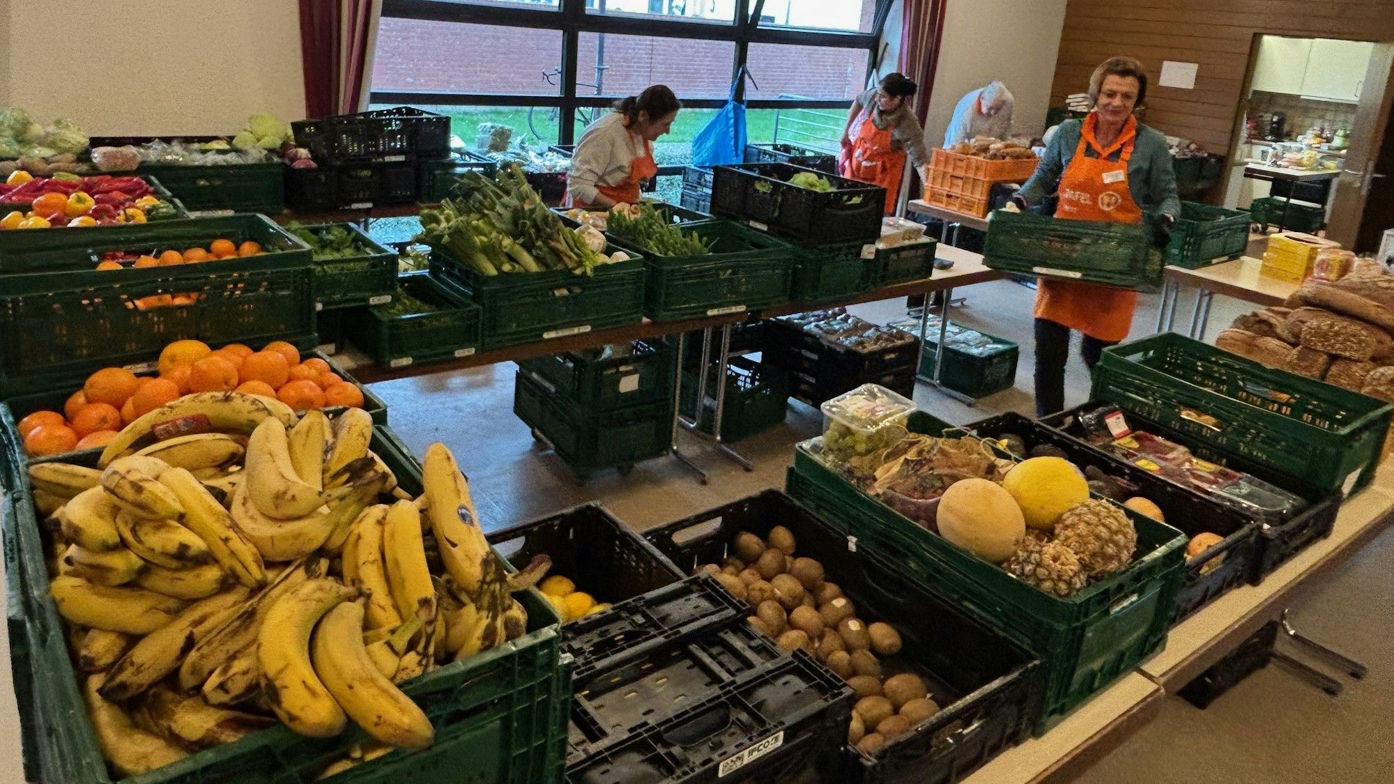 Auf dem Bild sind Lebensmittel zu sehen, die von Helfern der Tafel sortiert werden.