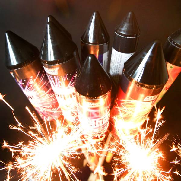 Das Bild zeigt mehrere Silvesterraketen.