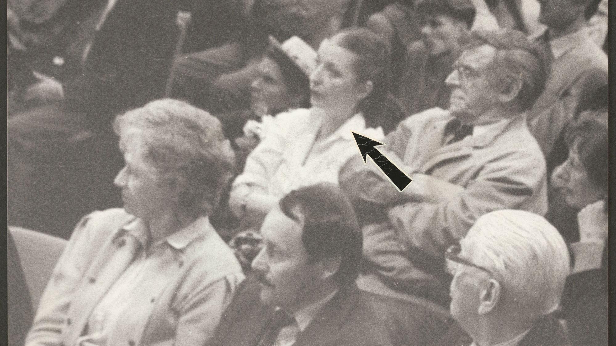 Köln - 25.04.1990 - auf einer Wahlkampfveranstaltung in der Köln-Mülheimer Stadthalle zur Landtagswahl in NRW wird der Kanzlerkandidat der SPD, Oskar Lafontaine von der geistig verwirrten Adelheid Streidel niedergestochen und lebensgefährlich verletzt. - Im Bild: die Täterin im Publikum