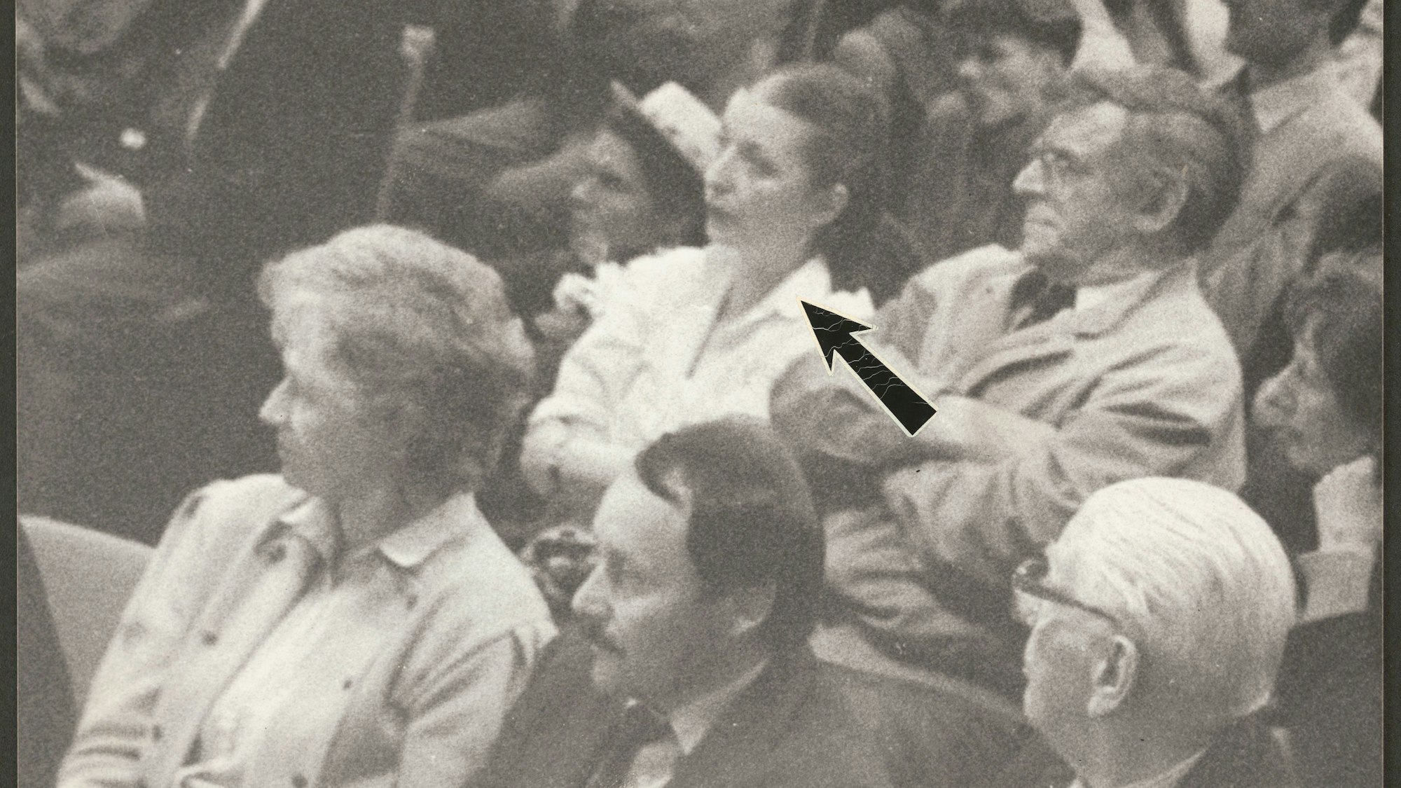 Köln - 25.04.1990 - auf einer Wahlkampfveranstaltung in der Köln-Mülheimer Stadthalle zur Landtagswahl in NRW wird der Kanzlerkandidat der SPD, Oskar Lafontaine von der geistig verwirrten Adelheid Streidel niedergestochen und lebensgefährlich verletzt. - Im Bild: die Täterin im Publikum