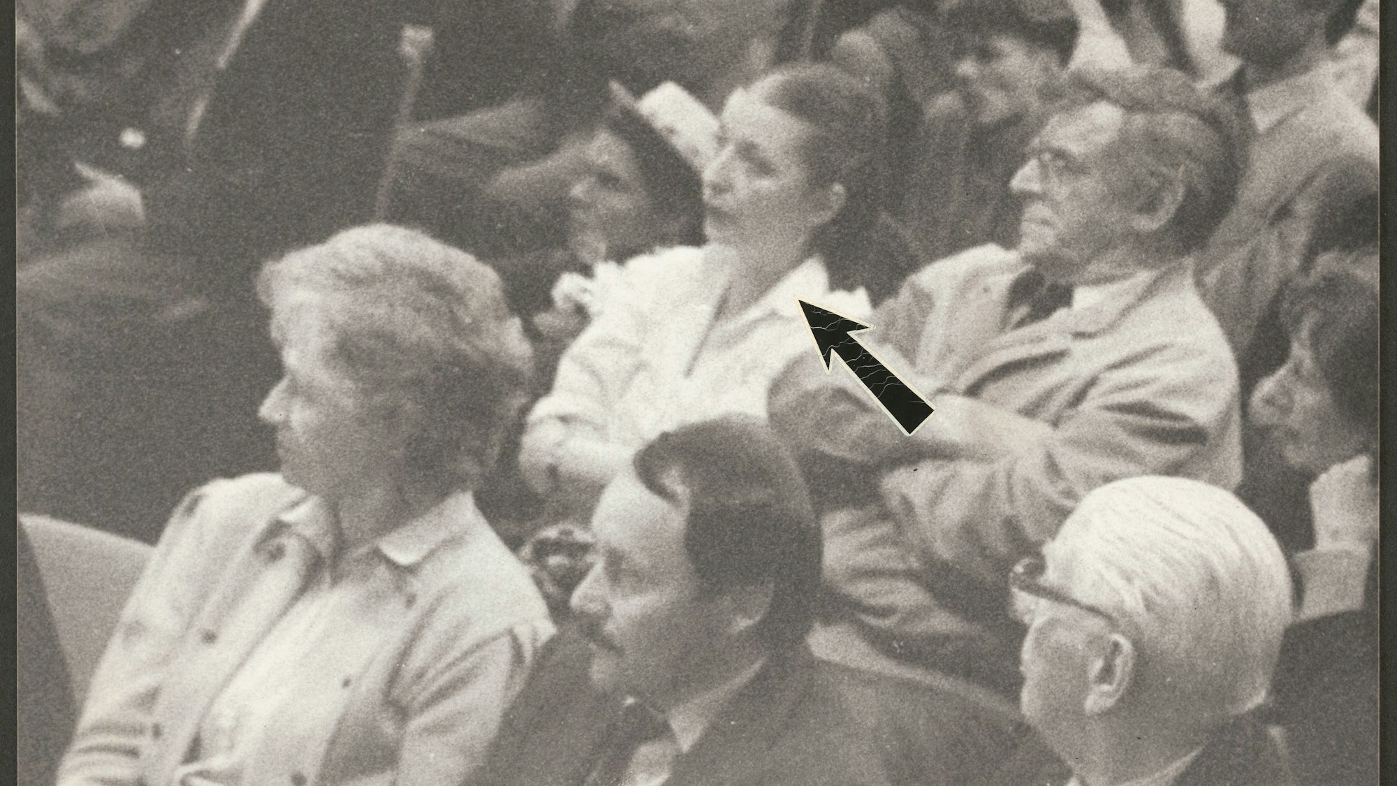 Köln - 25.04.1990 - auf einer Wahlkampfveranstaltung in der Köln-Mülheimer Stadthalle zur Landtagswahl in NRW wird der Kanzlerkandidat der SPD, Oskar Lafontaine von der geistig verwirrten Adelheid Streidel niedergestochen und lebensgefährlich verletzt. - Im Bild: die Täterin im Publikum