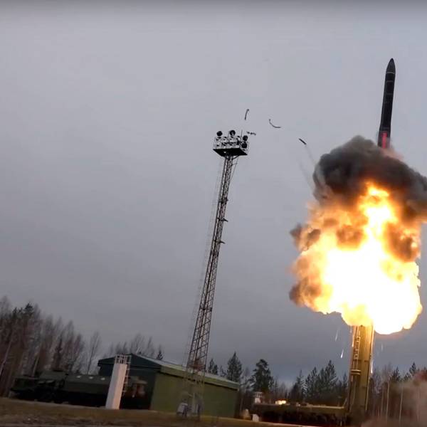 Eine russische Rakete wird bei einer Übung abgefeuert. In Moskau ist ein hochrangiger russischer Raketenwissenschaftler erschossen worden. (Symbolbild)