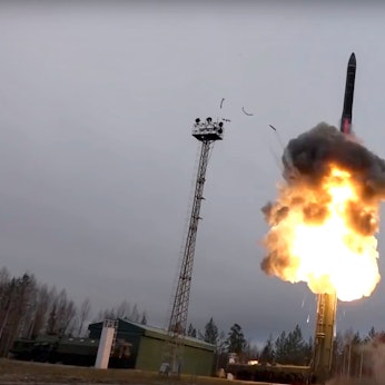Eine russische Rakete wird bei einer Übung abgefeuert. In Moskau ist ein hochrangiger russischer Raketenwissenschaftler erschossen worden. (Symbolbild)