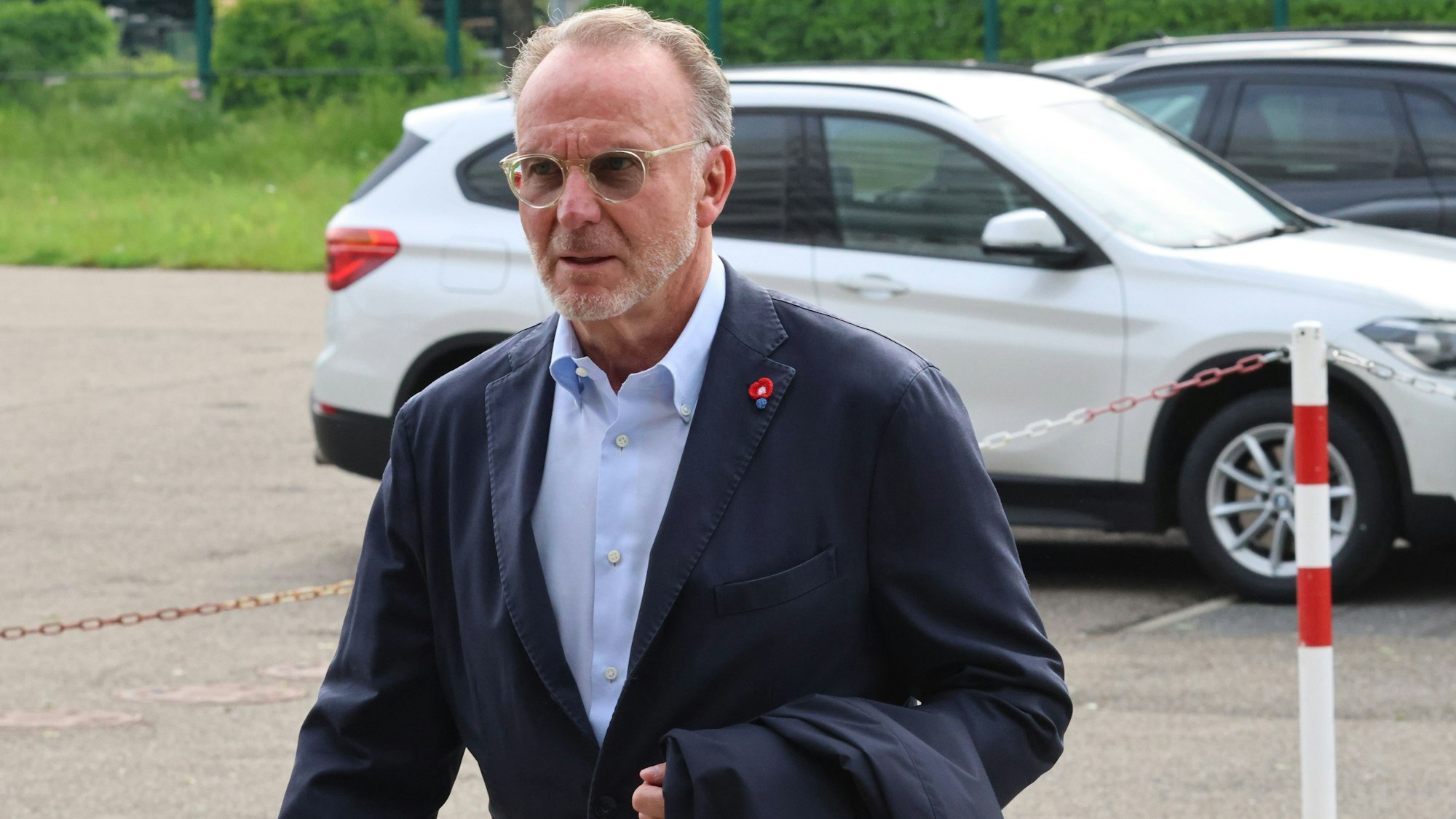 Diebe sind nach Informationen der „Bild“-Zeitung in die Münchner Villa des früheren Fußballprofis Karl-Heinz Rummenigge eingebrochen.