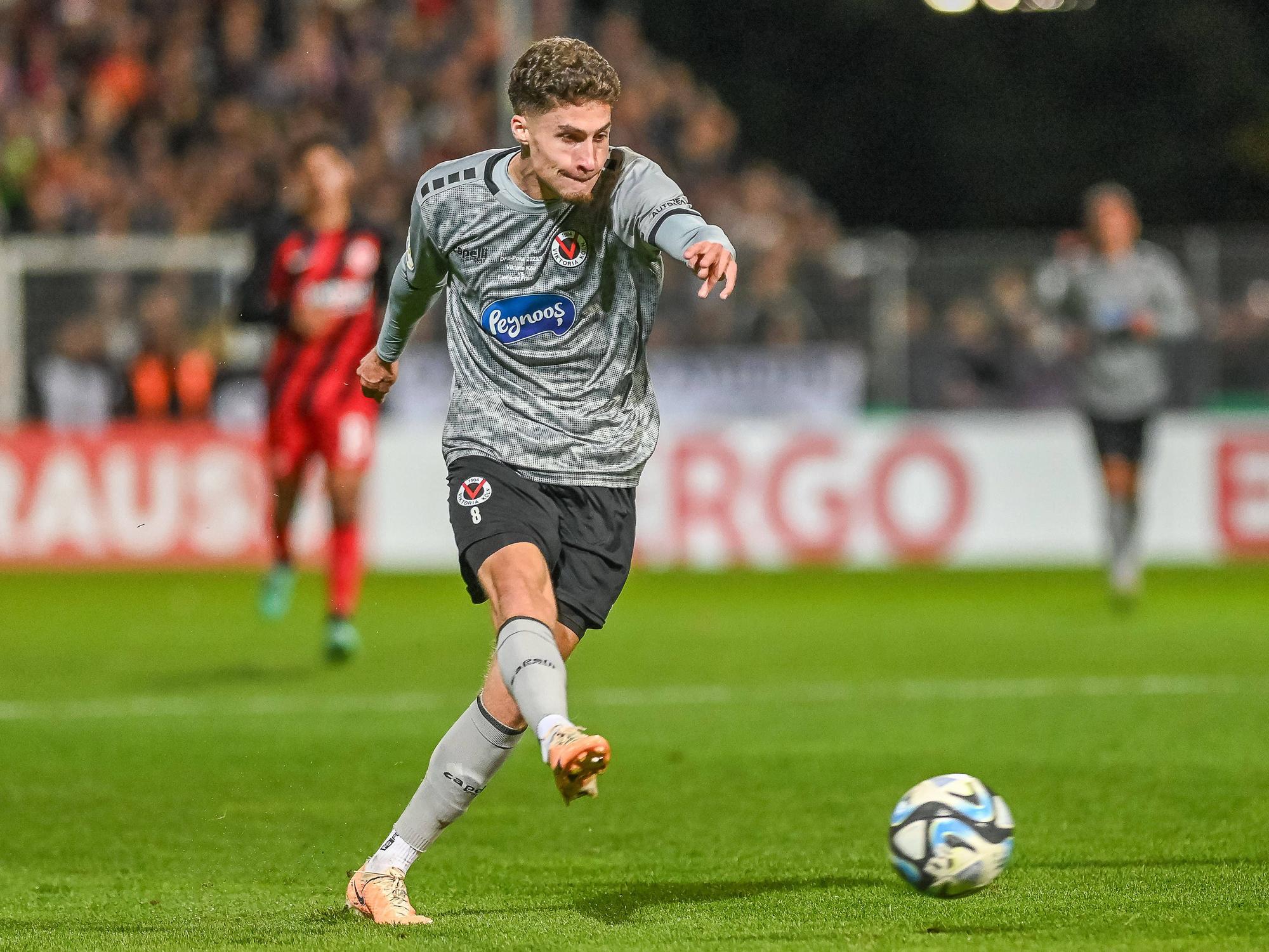 Donny Bogicevic Viktoria Koeln, 08 kommt frei zu Schuss. FC Viktoria Koeln vs. Eintracht Frankfurt, Fussball, DFB-Pokal, 2. Hauptrunde, Saison 2023/2024, 01.11.2023 DFB/DFL Regulations prohibit any use of Photographs as image sequences and/or quasi-video FC Viktoria Koeln vs. Eintracht Frankfurt, Fussball, DFB-Pokal, 2. Hauptrunde, Saison 2023/2024, 01.11.2023 Koeln *** Donny Bogicevic Viktoria Koeln, 08 comes free to shoot FC Viktoria Koeln vs Eintracht Frankfurt, Football, DFB Pokal, 2 Hauptrunde, Saison 2023 2024, 01 11 2023 DFB DFL Regulations prohibit any use of Photographs as image sequences and or quasi video FC Viktoria Koeln vs Eintracht Frankfurt, Football, DFB Pokal, 2 Hauptrunde, Saison 2023 2024, 01 11 2023 Koeln Copyright: xEibner-Pressefoto/ThomasxHaeslerx EP_THR