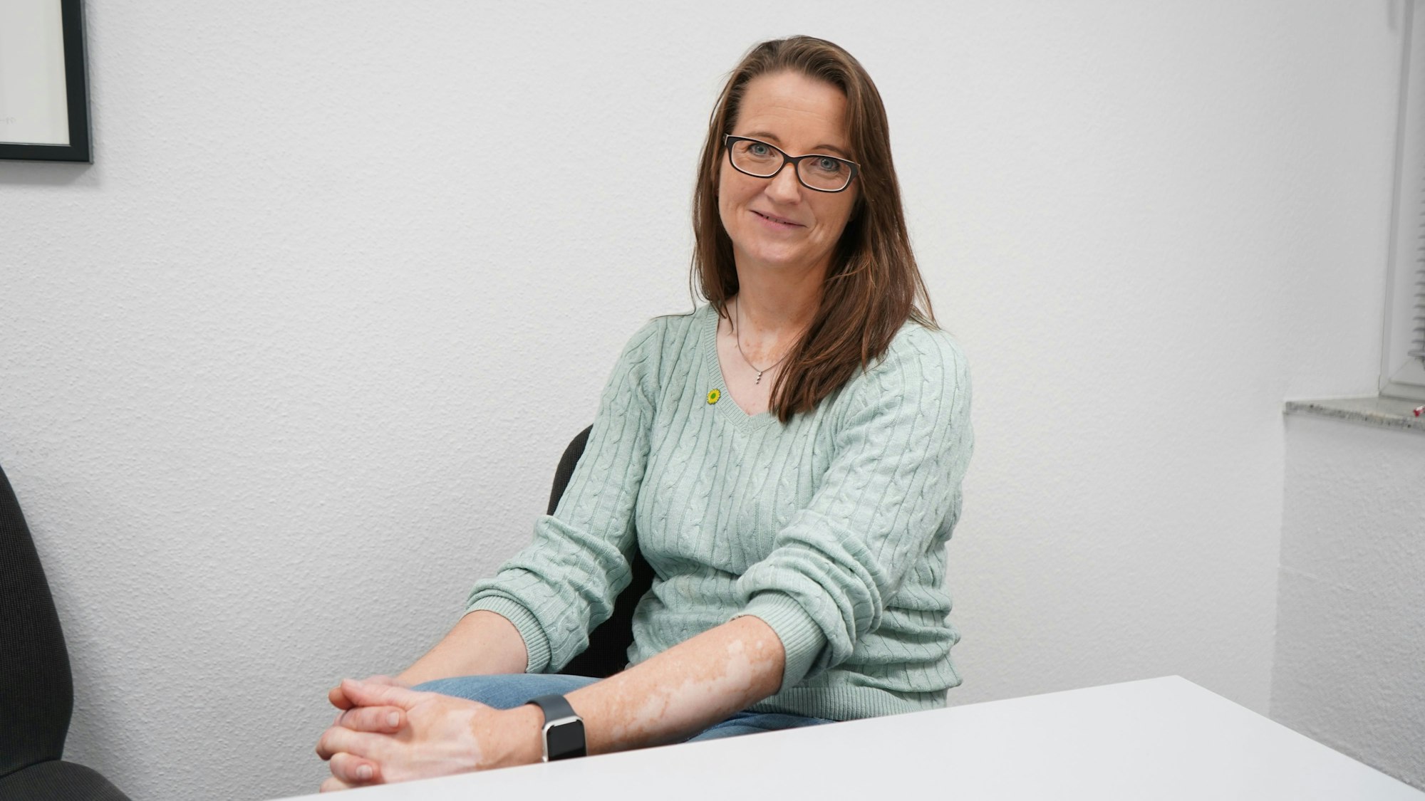 Das Foto zeigt Annika Effertz, die an einem Tisch sitzt.