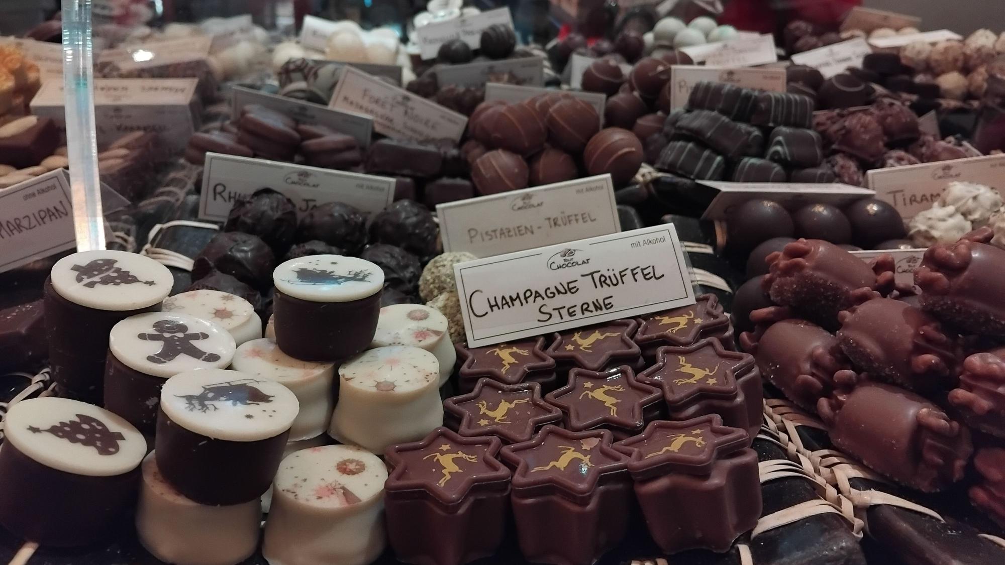 Eine Auslage mit Pralinen.